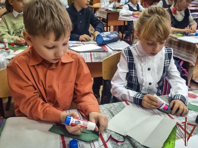 Юнгвардейцы написали более 600 писем в поддержку росгвардейцев - участников специальной военной операции