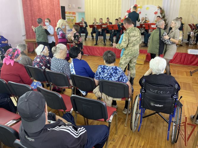 Росгвардейцы в Сибири участвуют в мероприятиях ко Дню пожилого человека