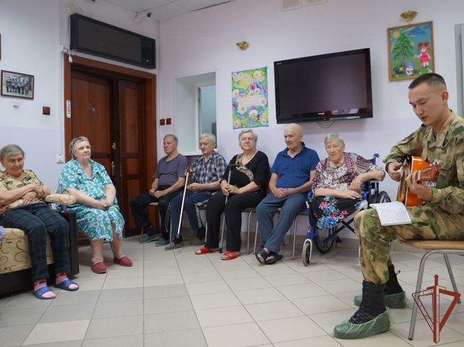 Росгвардейцы в Сибири участвуют в мероприятиях ко Дню пожилого человека