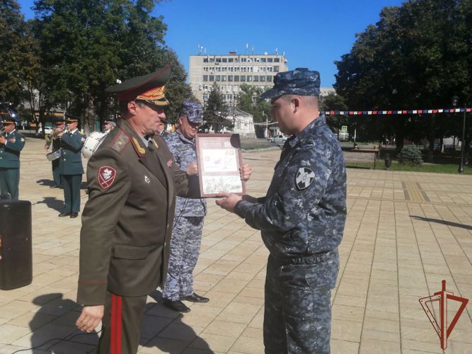 В Адыгее росгвардейцы стали участниками патриотического автопробега