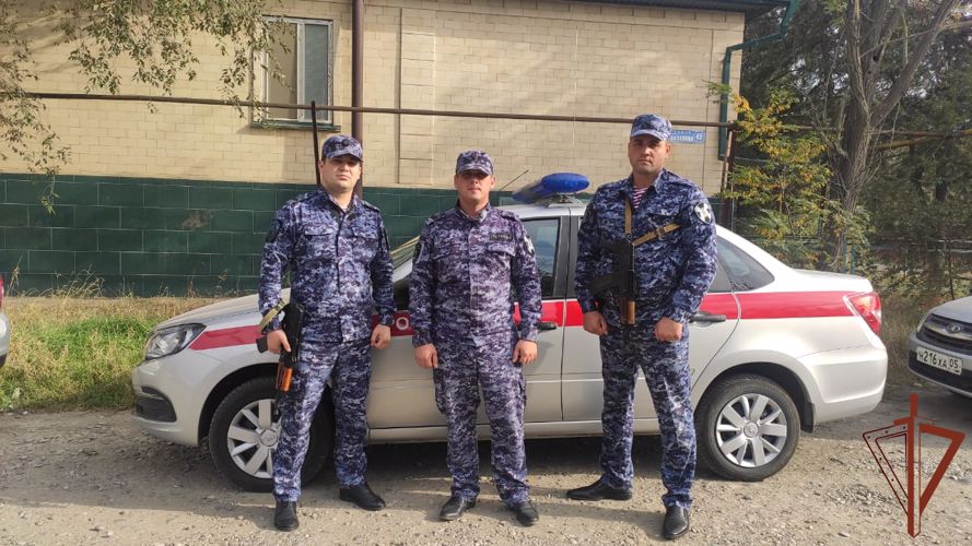 Сотрудники Росгвардии в Дагестане помогли потерявшемуся малышу вернуться к родителям