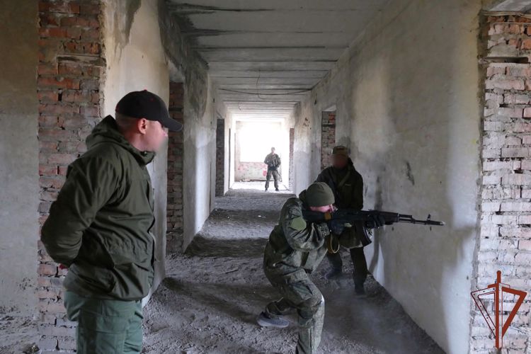 Спецназ Росгвардии делится опытом с мобилизованными гражданами в Омской области