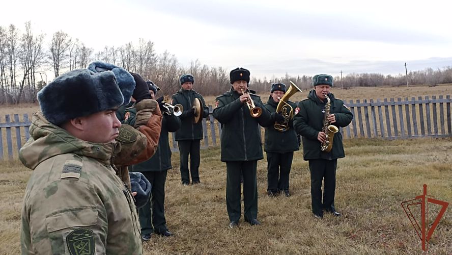  В церемонии перезахоронения останков павшего красноармейца в Омской области приняли участие военнослужащие Росгвардии