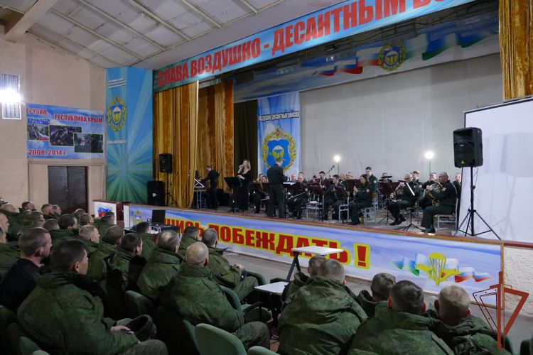 Военный оркестр Росгвардии выступил перед мобилизованными сибиряками в Омске