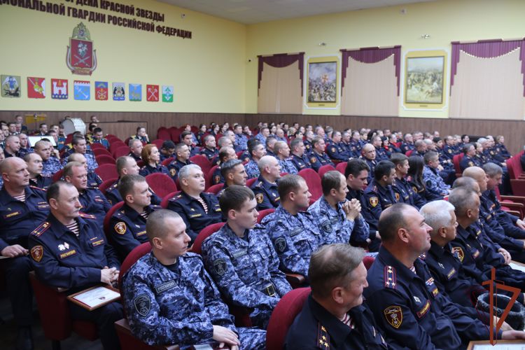 Командующий Северо-Западным округом Росгвардии поздравил сотрудников вневедомственной охраны с  70-летием службы (видео)