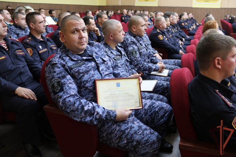 Командующий Северо-Западным округом Росгвардии поздравил сотрудников вневедомственной охраны с  70-летием службы (видео)