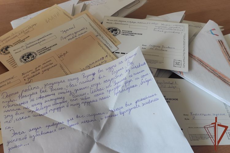 Учащиеся красноярских школ написали письма росгвардейцам, участвующим в спецоперации