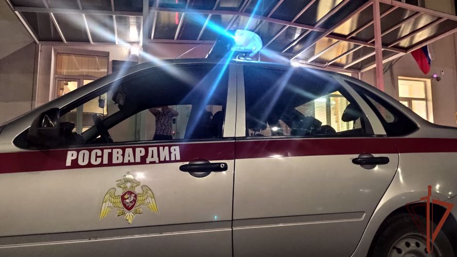 Патруль Росгвардии задержал в Севастополе подозреваемого в проникновении в школу