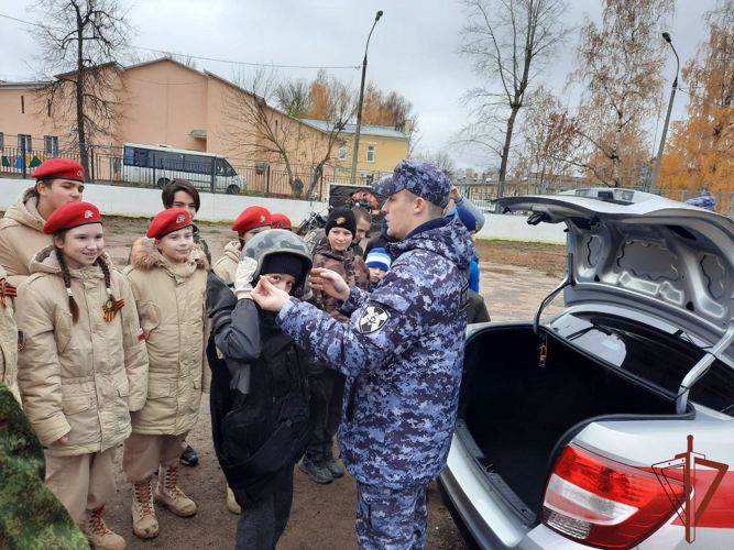 В Подмосковье росгвардейцы приняли участие в военно-спортивном мероприятии для детей