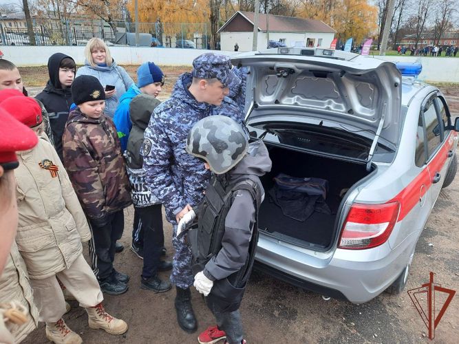 В Подмосковье росгвардейцы приняли участие в военно-спортивном мероприятии для детей