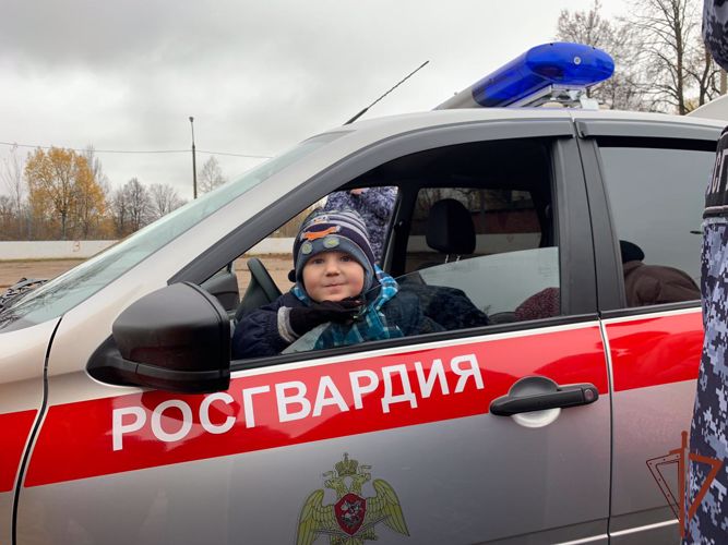 В Подмосковье росгвардейцы приняли участие в военно-спортивном мероприятии для детей