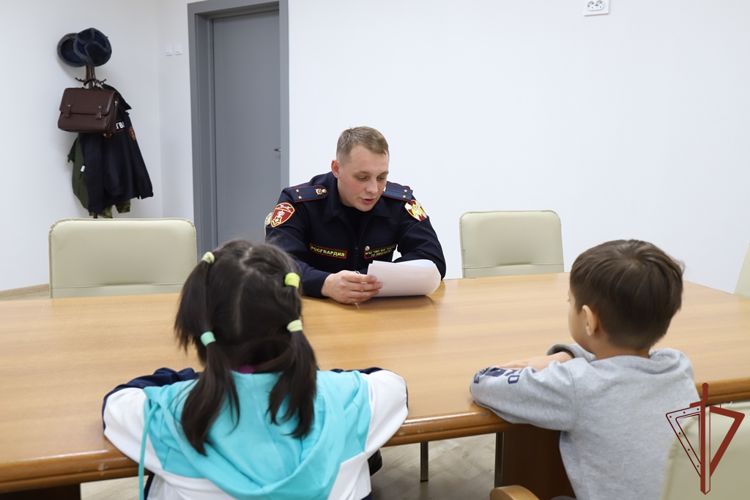 Росгвардия познакомила в Ханты-Мансийске ребятишек из Донбасса с малоизвестными фактами обороны Сталинграда