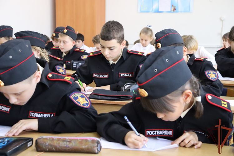 Кадеты из Хабаровского края написали письма росгвардейцам - участникам специальной военной операции 
