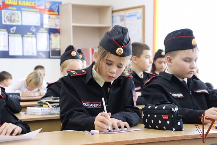Кадеты из Хабаровского края написали письма росгвардейцам - участникам специальной военной операции 