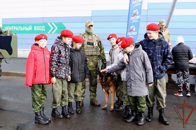 Военнослужащие Росгвардии провели в Архангельске масштабное спортивно-патриотическое мероприятие