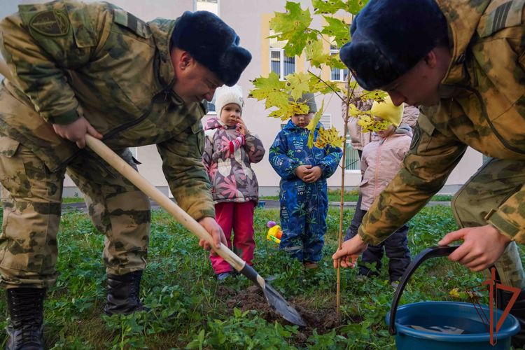 Росгвардейцы вместе с юными жителями Санкт-Петербурга посадили клены в честь защитников Балтийского неба