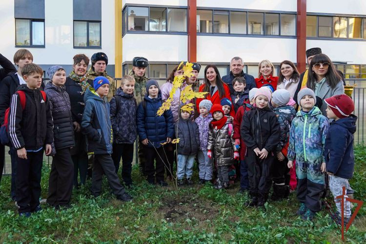 Росгвардейцы вместе с юными жителями Санкт-Петербурга посадили клены в честь защитников Балтийского неба