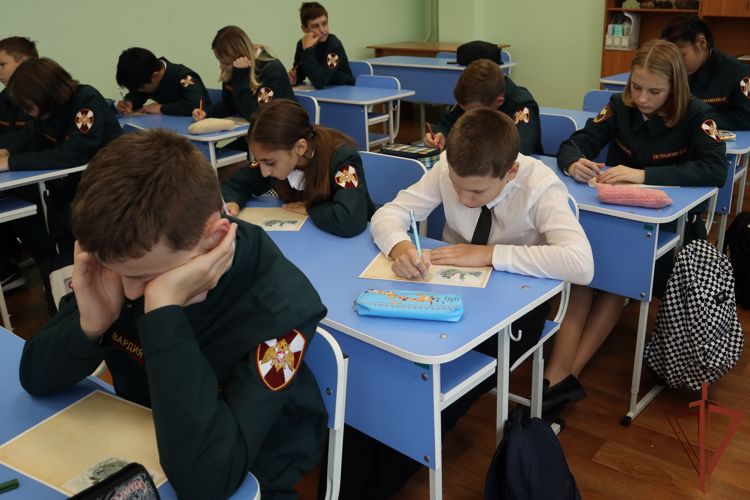 Учащиеся красноярских школ написали письма росгвардейцам, участвующим в спецоперации