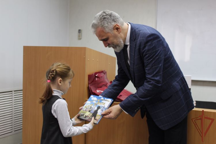 Представители издательского центра вручили детям росгвардейцев книги об истории города Вологды