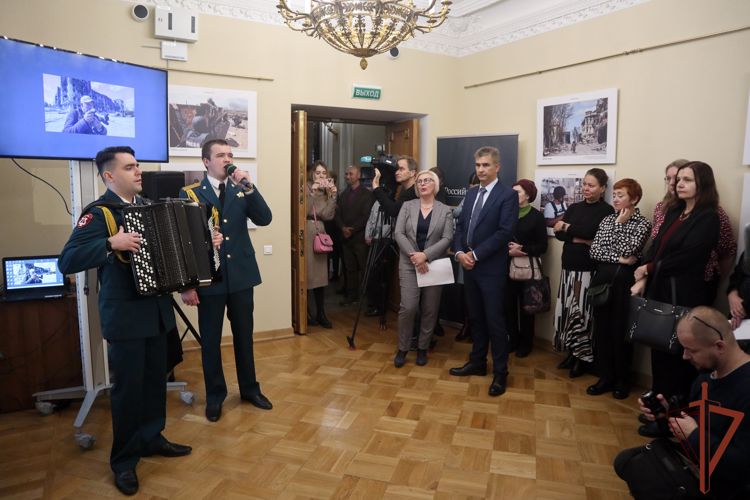 Представители Росгвардии приняли участие в церемонии открытия фотовыставки «Донбасс 2022»