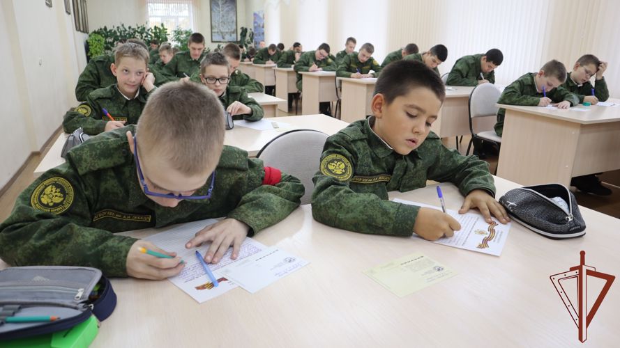 Учащиеся красноярских школ написали письма росгвардейцам, участвующим в спецоперации