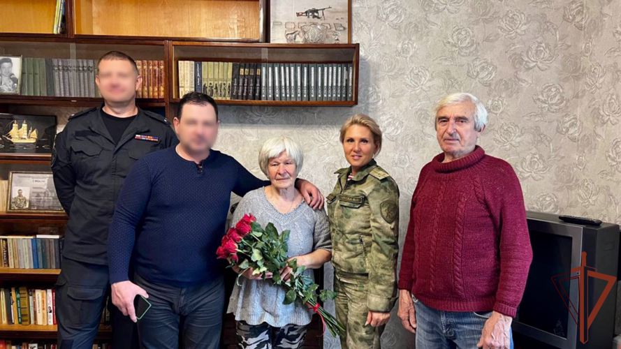 В Калининграде офицеры Росвгардии поздравили с Днем Рождения маму погибшего боевого товарища
