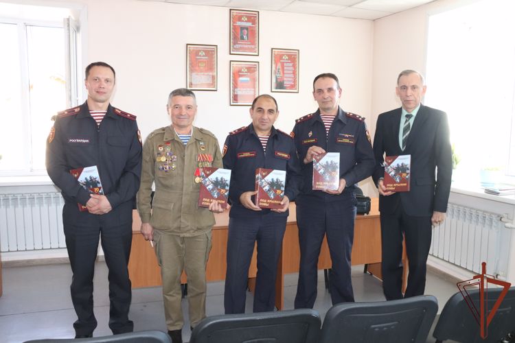 В Чите состоялась презентация книги о деятельности вневедомственной охраны, посвященная 70-летию службы 