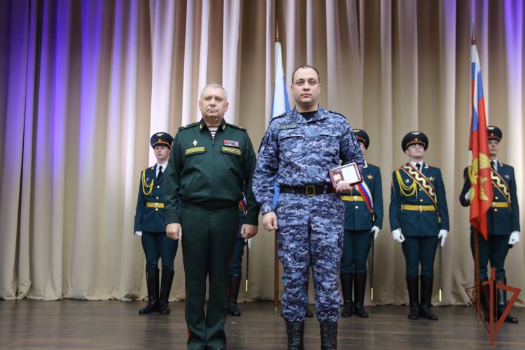 Командующий Северо-Западным округом Росгвардии поздравил сотрудников вневедомственной охраны с  70-летием службы (видео)