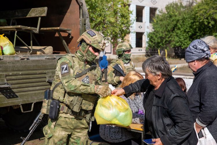 Росгвардейцы доставили гуманитарную помощь жителям Херсонской области