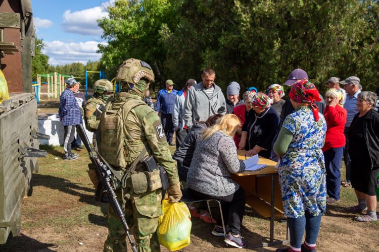 Росгвардейцы доставили гуманитарную помощь жителям Херсонской области