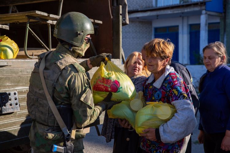 Росгвардейцы доставили гуманитарную помощь жителям Херсонской области
