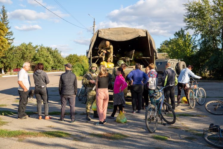 Росгвардейцы доставили гуманитарную помощь жителям Херсонской области