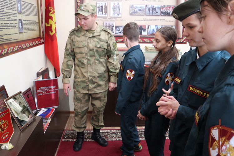 Росгвардейцы проводят уроки мужества в учебных заведениях Сибири
