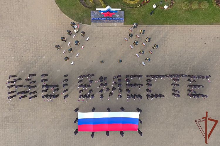 Воспитанники краснодарского  кадетского училища вместе с оркестром  Росгвардии поддержали российских солдат
