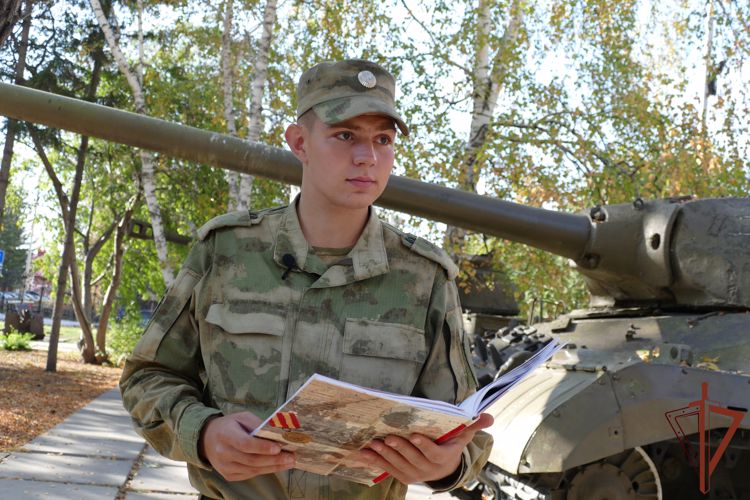 К патриотическому флешмобу «Читаем Сараева» присоединились росгвардейцы из Омска