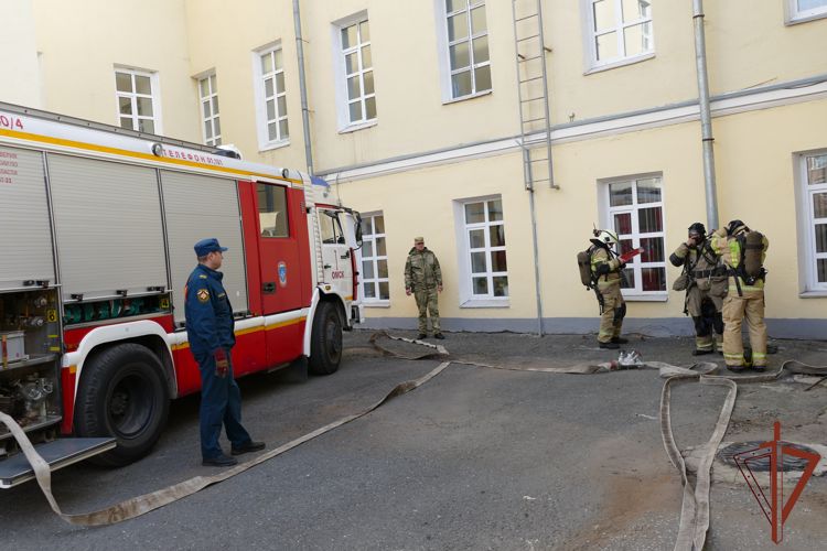 В Сибирском округе Росгвардии проведены практические тренировки по эвакуации при пожаре