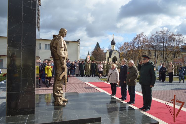 В подмосковном Центре подготовки личного состава Центрального округа Росгвардии открыли памятник погибшим воинам