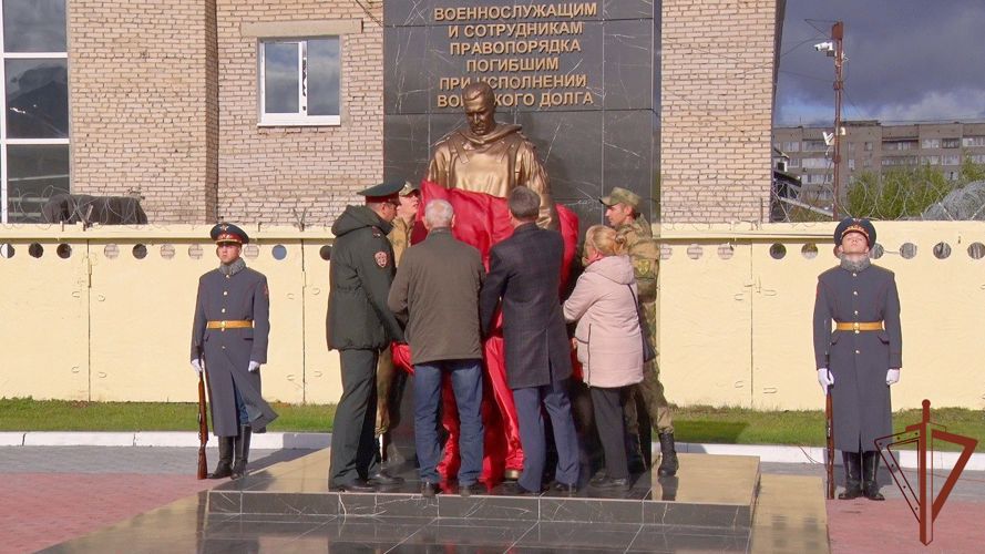 В подмосковном Центре подготовки личного состава Центрального округа Росгвардии открыли памятник погибшим воинам