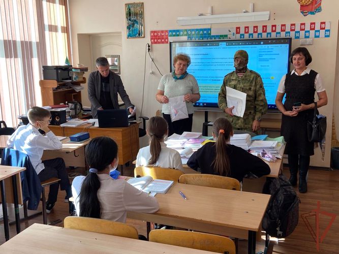 Новосибирские школьники написали письма росгвардейцам-участникам специальной военной операции