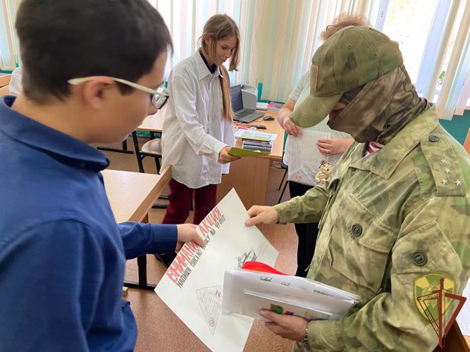 Новосибирские школьники написали письма росгвардейцам-участникам специальной военной операции