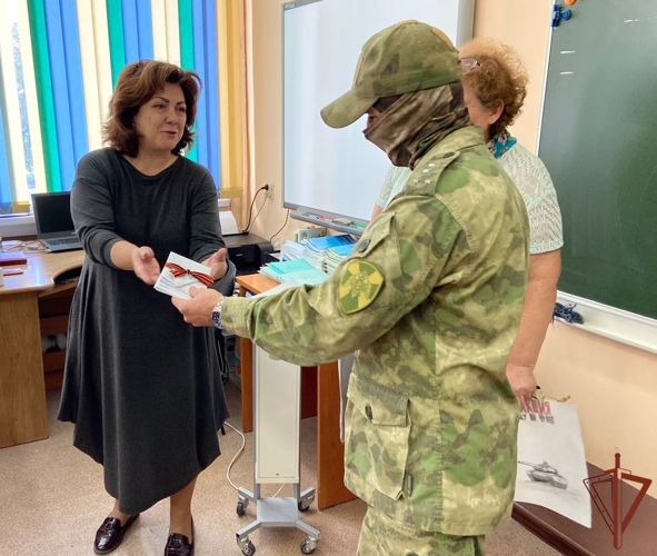 Новосибирские школьники написали письма росгвардейцам-участникам специальной военной операции