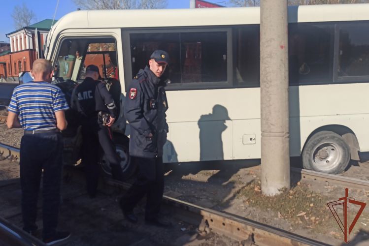 Патруль Росгвардии оказал первую помощь потерявшему сознание водителю в Алтайском крае