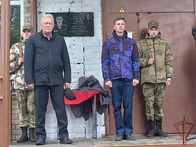 Росгвардейцы почтили память погибшего военнослужащего