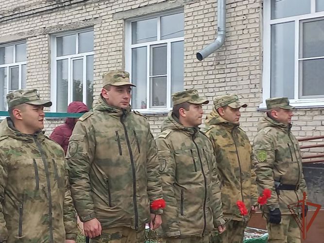 Росгвардейцы почтили память погибшего военнослужащего