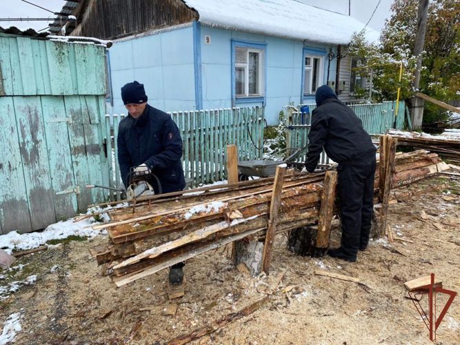 Росгвардейцы в Томске помогли подготовиться к предстоящим холодам семье погибшего коллеги