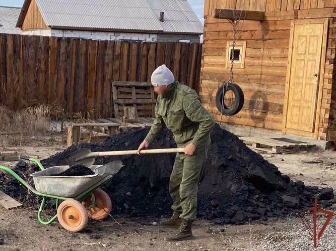 Сотрудники ОМОН Росгвардии в Туве помогли подготовиться к зиме семье погибшего товарища