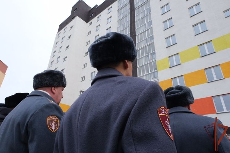 Военнослужащие Росгвардии получили ключи от новых квартир в ЗАТО Озёрск