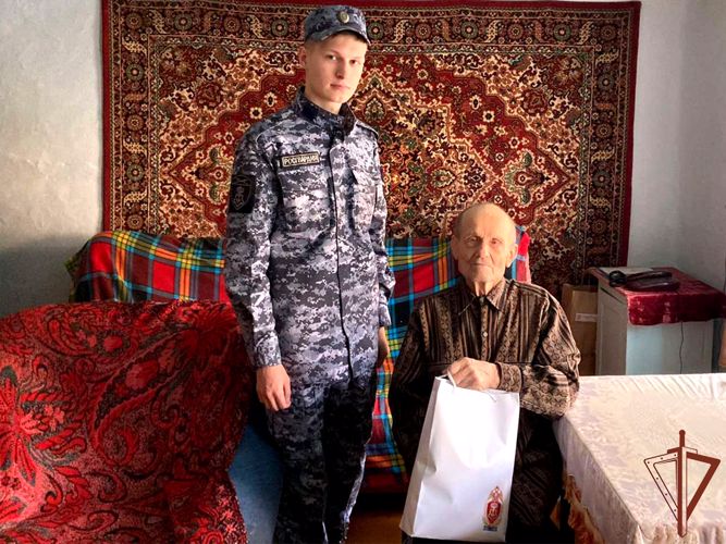 Росгвардейцы поздравили ветерана Великой Отечественной войны и вневедомственной охраны с профессиональным праздником