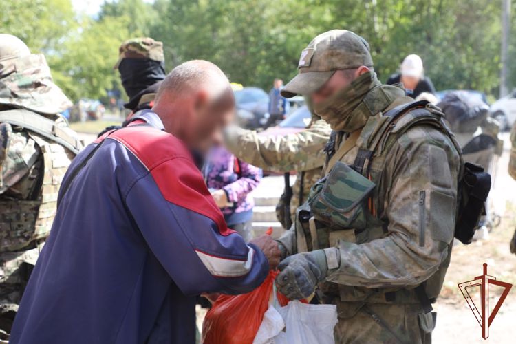 Росгвардейцы доставили в ЛНР гуманитарную помощь из Курска и Алтайского края (видео)