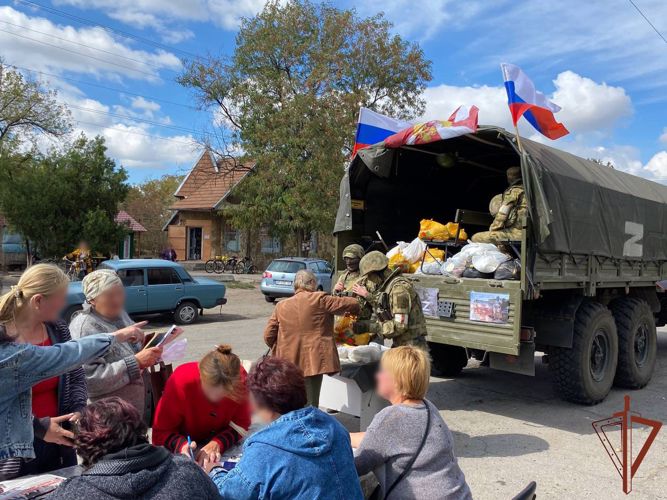 Росгвардейцы обеспечивают безопасность и доставку гуманитарной помощи  населению в Херсонской и Запорожской областях (видео)